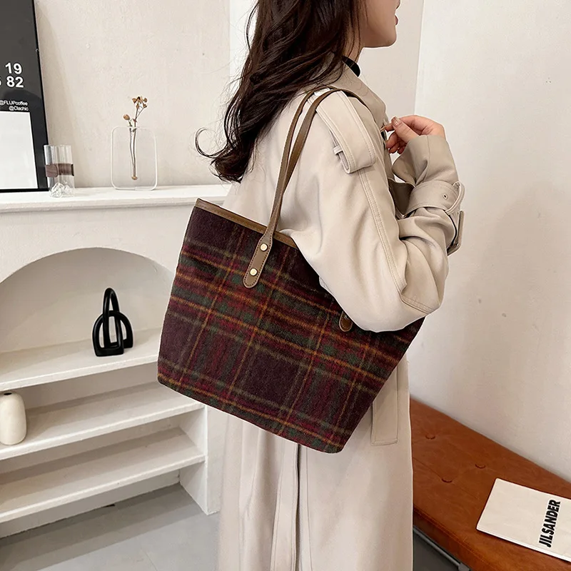 

Retro Woolen Plaid Shoulder Bag for Women's New Winter Female Shoulder Bag with Large Capacity for Commuting Tote Shoulder Bag