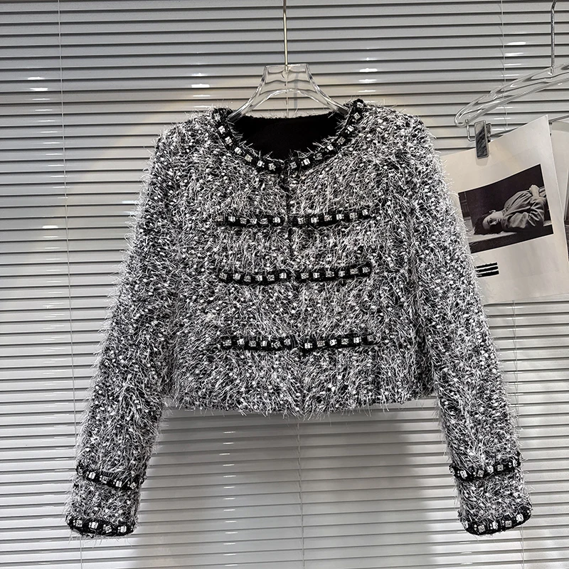 2025 invierno nuevo pequeño estilo fragante industria pesada chaqueta de plumón de diamante de las mujeres cuello redondo elegante abrigo de estilo corto