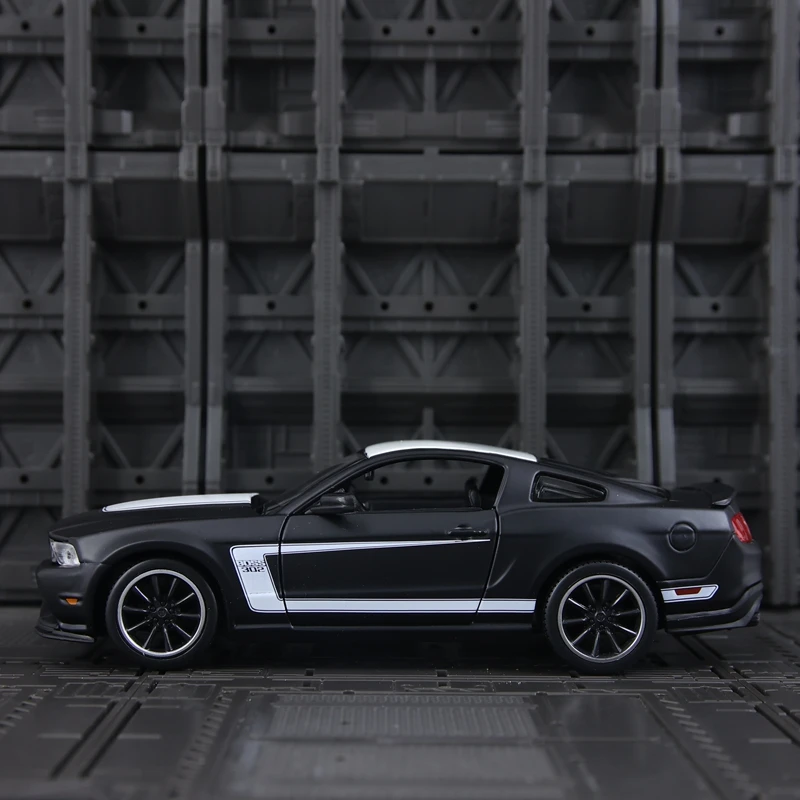 Maisto 1:24 Simulation Ford Boss 302 Alloy Car Model Supercar Doors and Hood Can Be Opened suitable for collection - view 2
