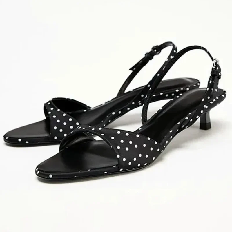 

Атласные дизайнерские сандалии, женские модные брендовые модельные туфли, туфли-лодочки, новые летние туфли с открытым носком, лаконичные элегантные женские туфли на высоком каблуке в горошек