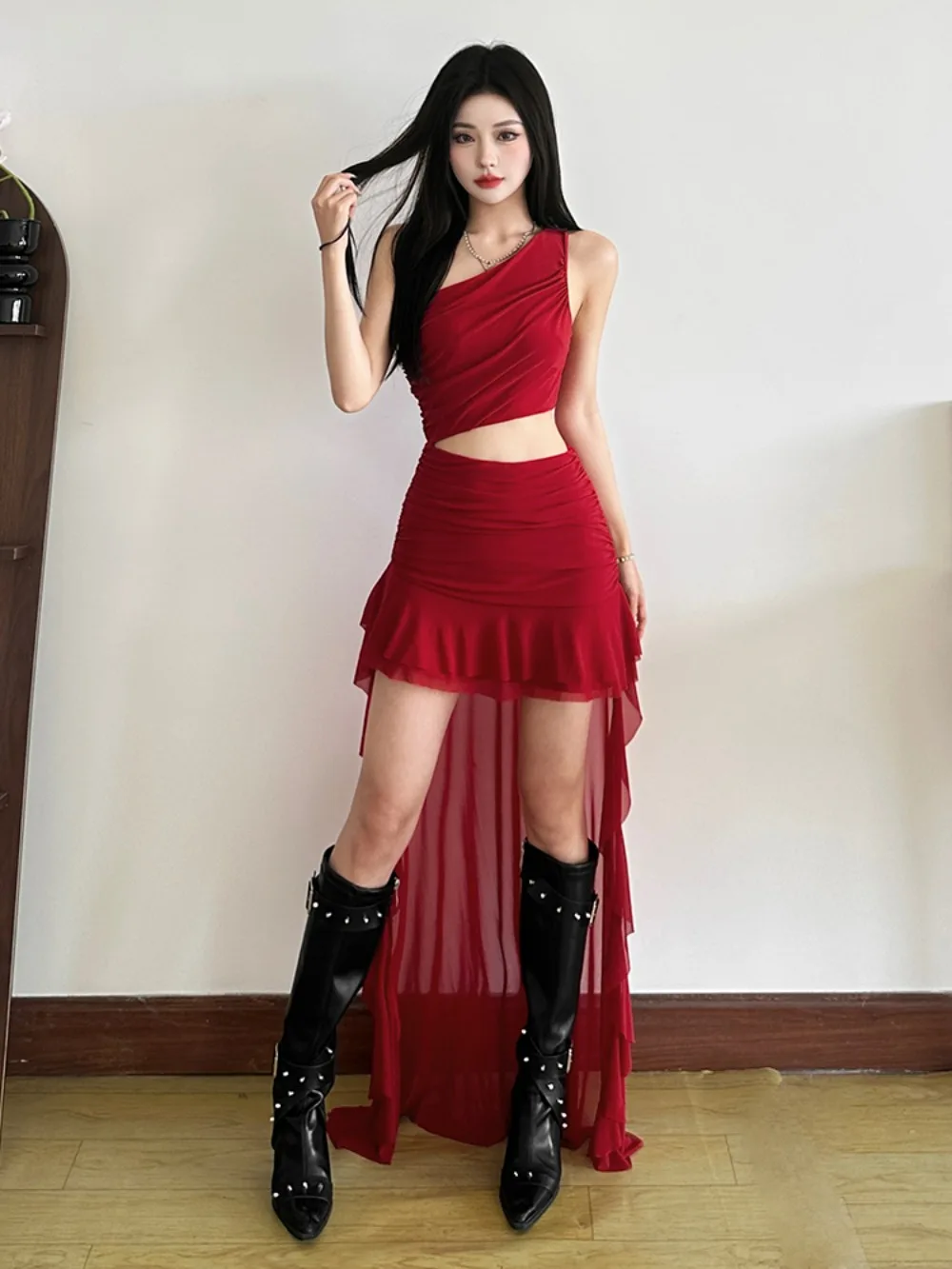 Figurbetontes Kleid mit One-Shoulder-Ausschnitt für Damen, asymmetrischer Saum, Sirenenkern, ästhetisch, zum Ausgehen, Urlaub, Y2K-Schlitz, minimalistische Verführung