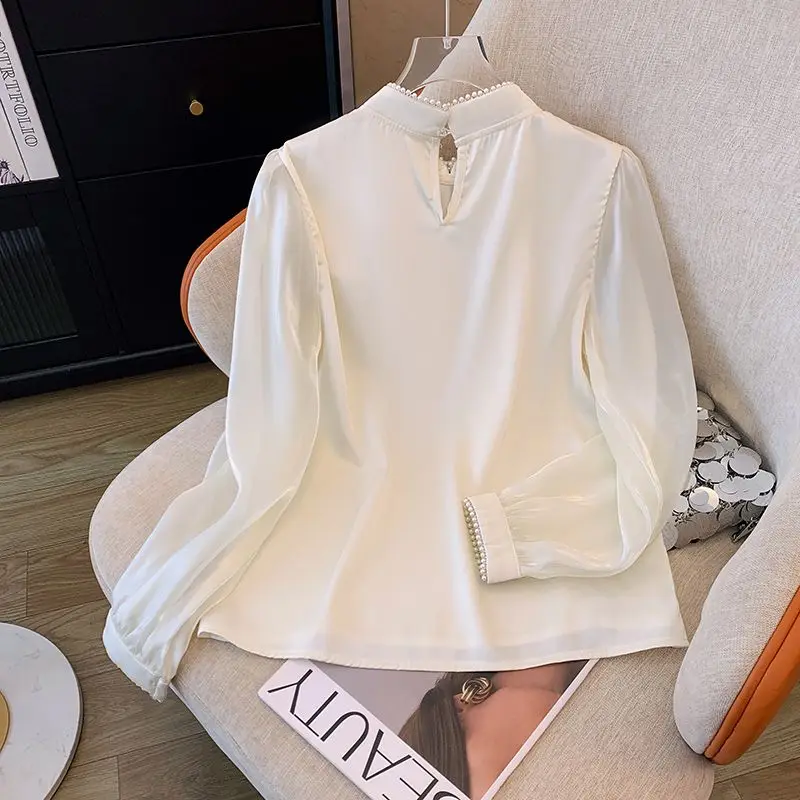 자수 비즈와 버클이 있는 수정된 치파오 새틴 긴팔 셔츠