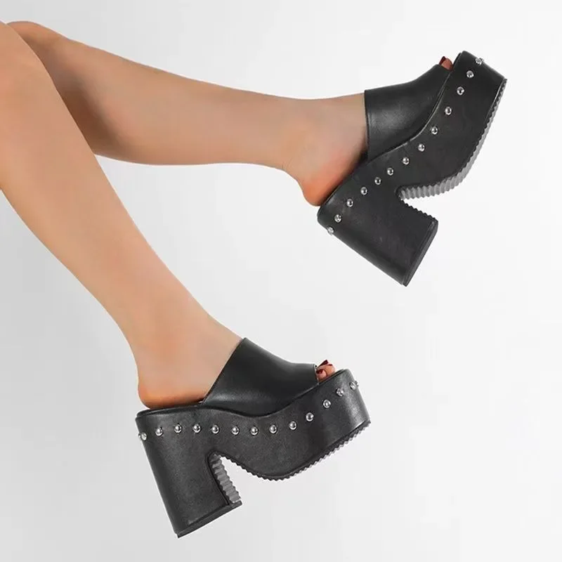 

Высококачественные и модные тапочки на толстой подошве 12 см с большими заклепками, повседневные летние крутые женские тапочки на толстом каблуке 34–43