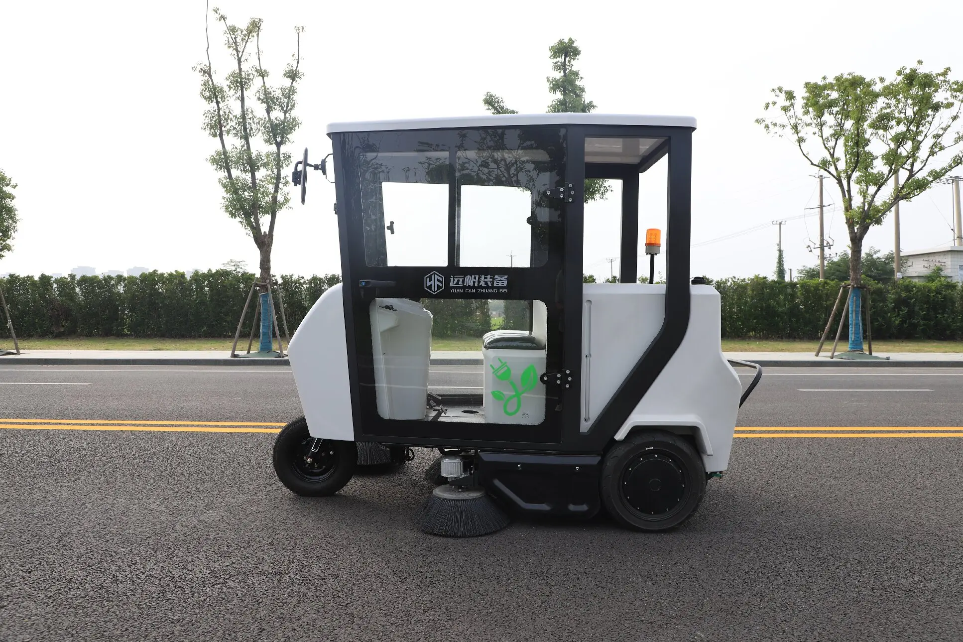 كفاءة مكنسة كهربائية للشارع آلة كنس معدات التنظيف ركوب على الطابق الطريق سيارة مكنسة الشارع للبيع