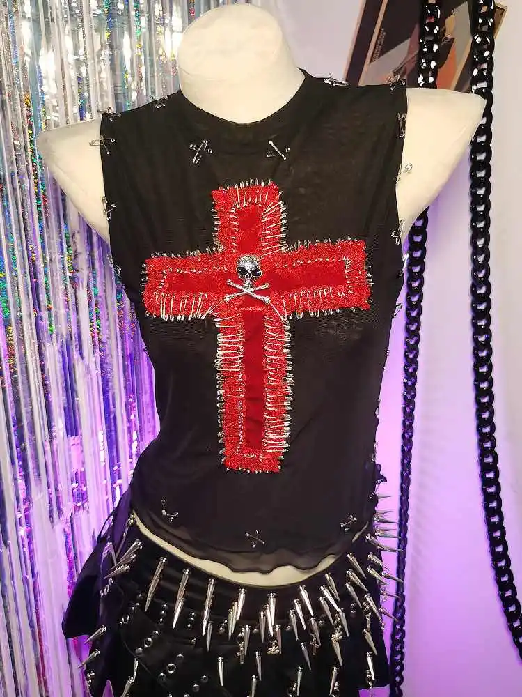 ملابس النادي 2025 القوطية تانك Y2K القمم القوطي Harajuku الصليب موضة إحياء ايمو الجمجمة E-الفتيات الشرير الصخرة الجرونج في سن المراهقة دبوس الرقمية
