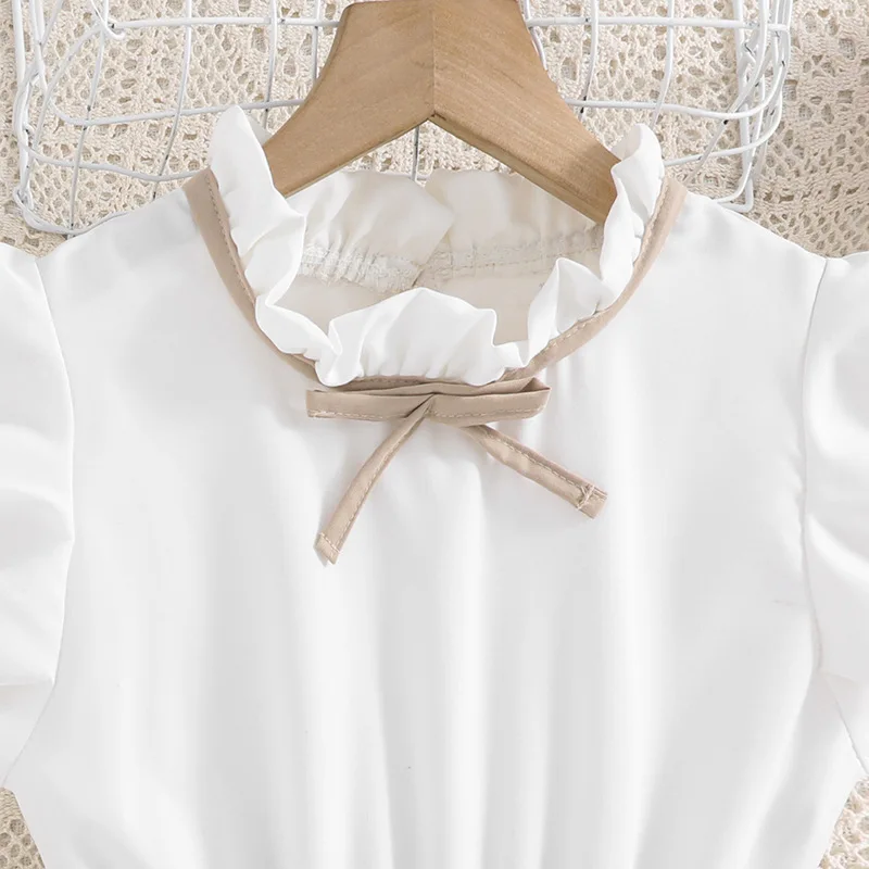 Süßes und elegantes Kleid mit Spitzenkragen und fließenden Ärmeln für Mädchen im Alter von 4 bis 13 Jahren, mit plissiertem Rock und Gürtel, ideal für den Sommer. – Detail 6