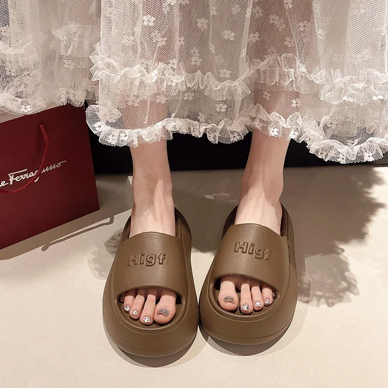 Женские тапочки, увеличивающие рост, 35–40, новые студенческие нескользящие легкие сандалии с толстой подошвой, сотня с пляжной обувью