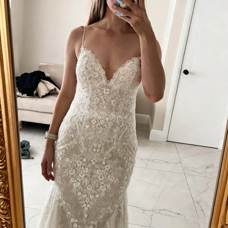 2025年カスタマイズアイボリーレースマーメイドウェディングドレス、スリムなショルダーストラップとセクシーな深いVネックのバックレスデザイン