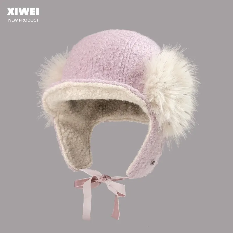 Niedliche Winter-Bombermützen mit Kunstfell-Pompons für Damen, weiche, flauschige Plüschmütze mit Ohrenklappen und Schleife, warme Schneemütze für den Außenbereich, Trapper-Mütze. – Detail 3