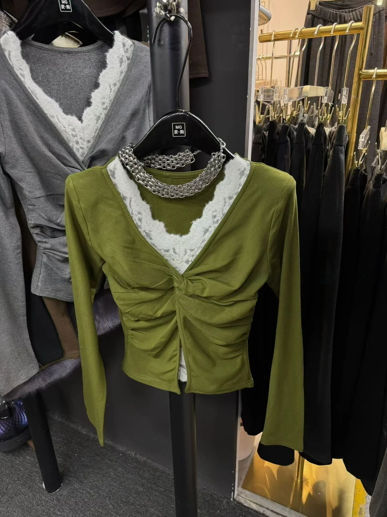 

McGou 2025 Winter Lace Splice V-Ne Long Sve Slim Fit oulder Pad T-irt Women's ort Sle Korean Commute Cotton Blend