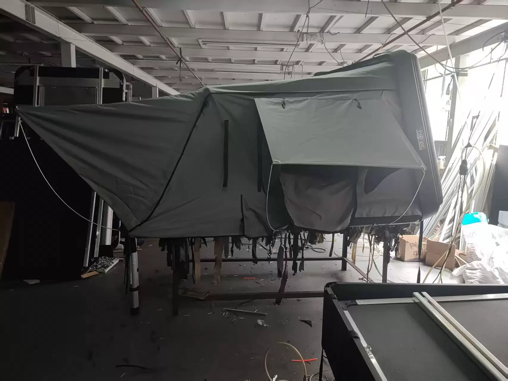 Hot Selling Aluminum Hard Shell Clamshell Rooftop Tent Ox Fabric Double Layer Portable Outdoor Camping SUV