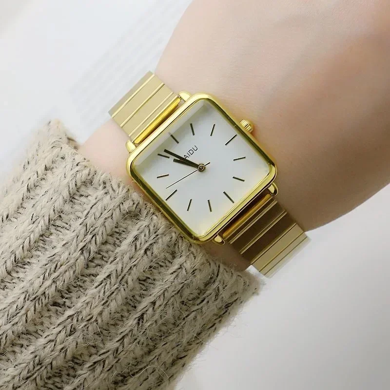 Orologio da donna quadrato con cinturino in bambù eco-chico Orologio al quarzo alla moda con maglia dorata Orologio da polso da donna minimalista con quadrante quadrato