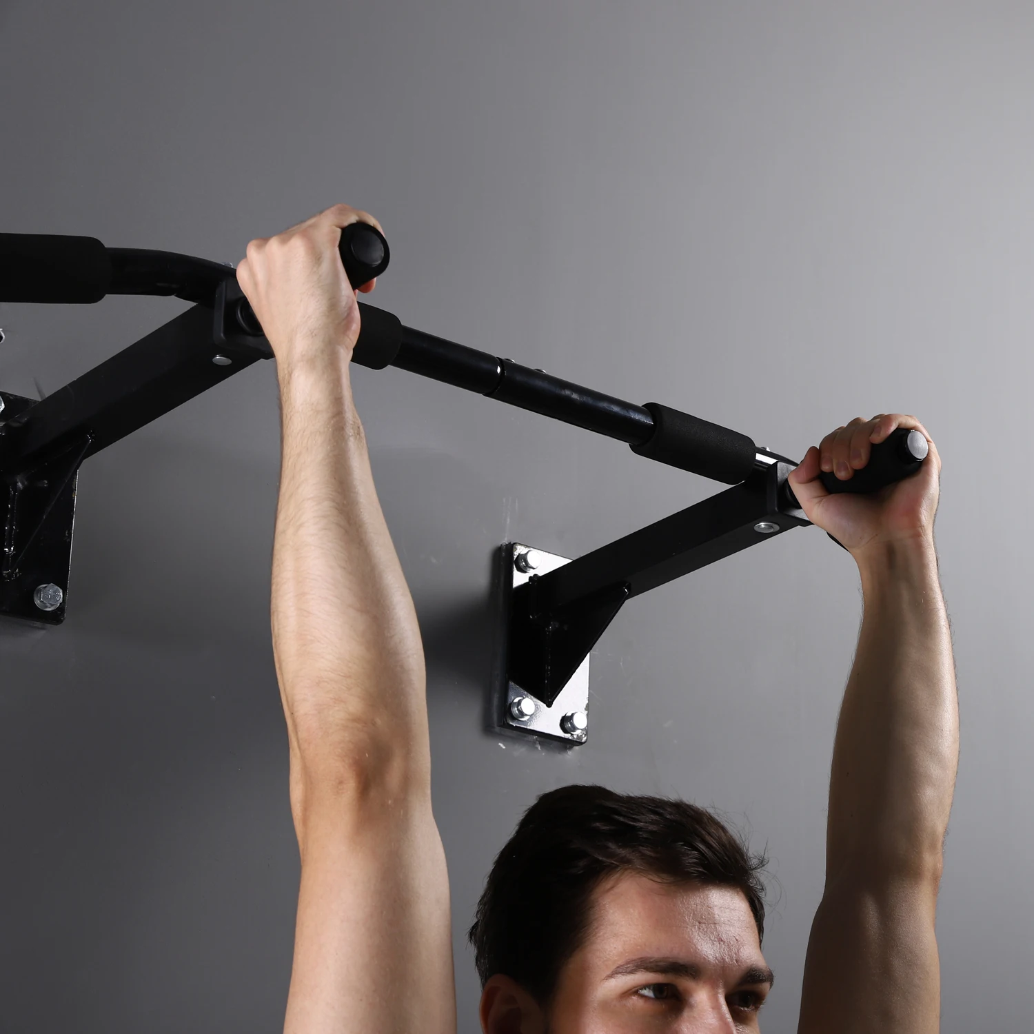 جهاز تدريب متقاطع مثبت على الحائط لصالة الألعاب الرياضية المنزلية من الفولاذ محمول متعدد القبضات وقضيب سحب لجمباز بناء الجسم