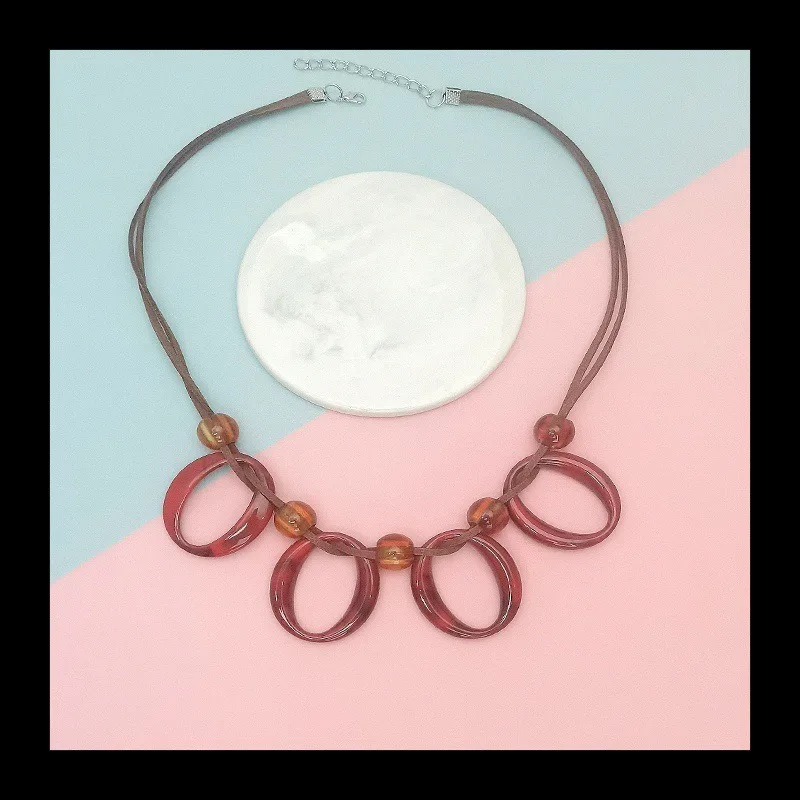 خمر تقليد الجلد المدبوغ المنسوجة مريلة قلادة المرأة الاكريليك قلادة الترقوة سلسلة مجوهرات جديدة