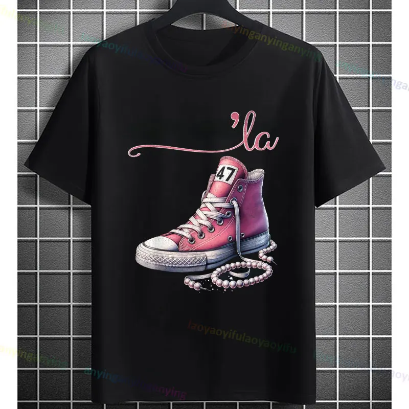 Divertente Solo una ragazza che ama le scarpe da ginnastica T-shirt con slogan Design grafico Tshirt Casual T-shirt in cotone a maniche corte Y2k Top