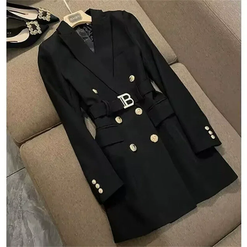 

Новинка: женский комплект пальто с приталенным силуэтом, двубортный, однотонный.