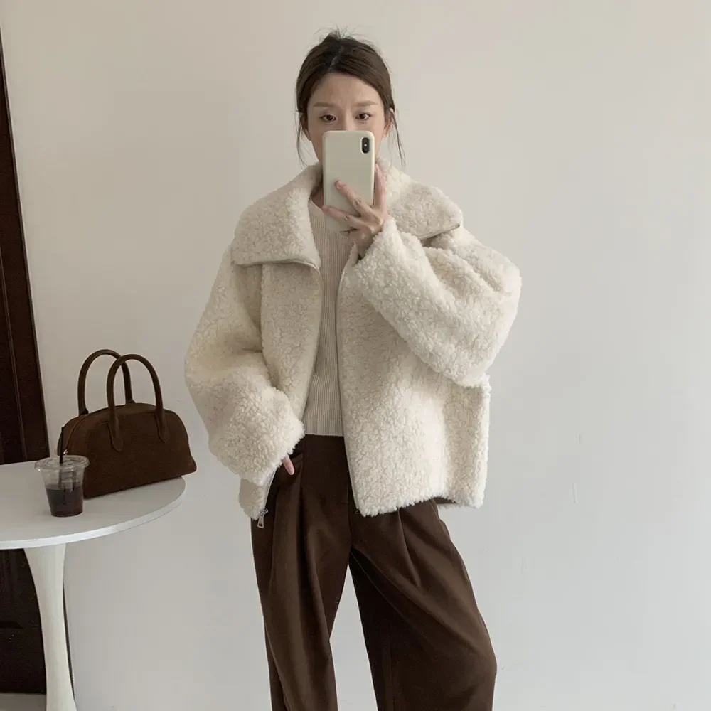 

Куртка из овечьей шерсти, верхняя одежда, женская осень-зима 2025, новые свободные утягивающие повседневные бархатные утепленные цельные меховые топы