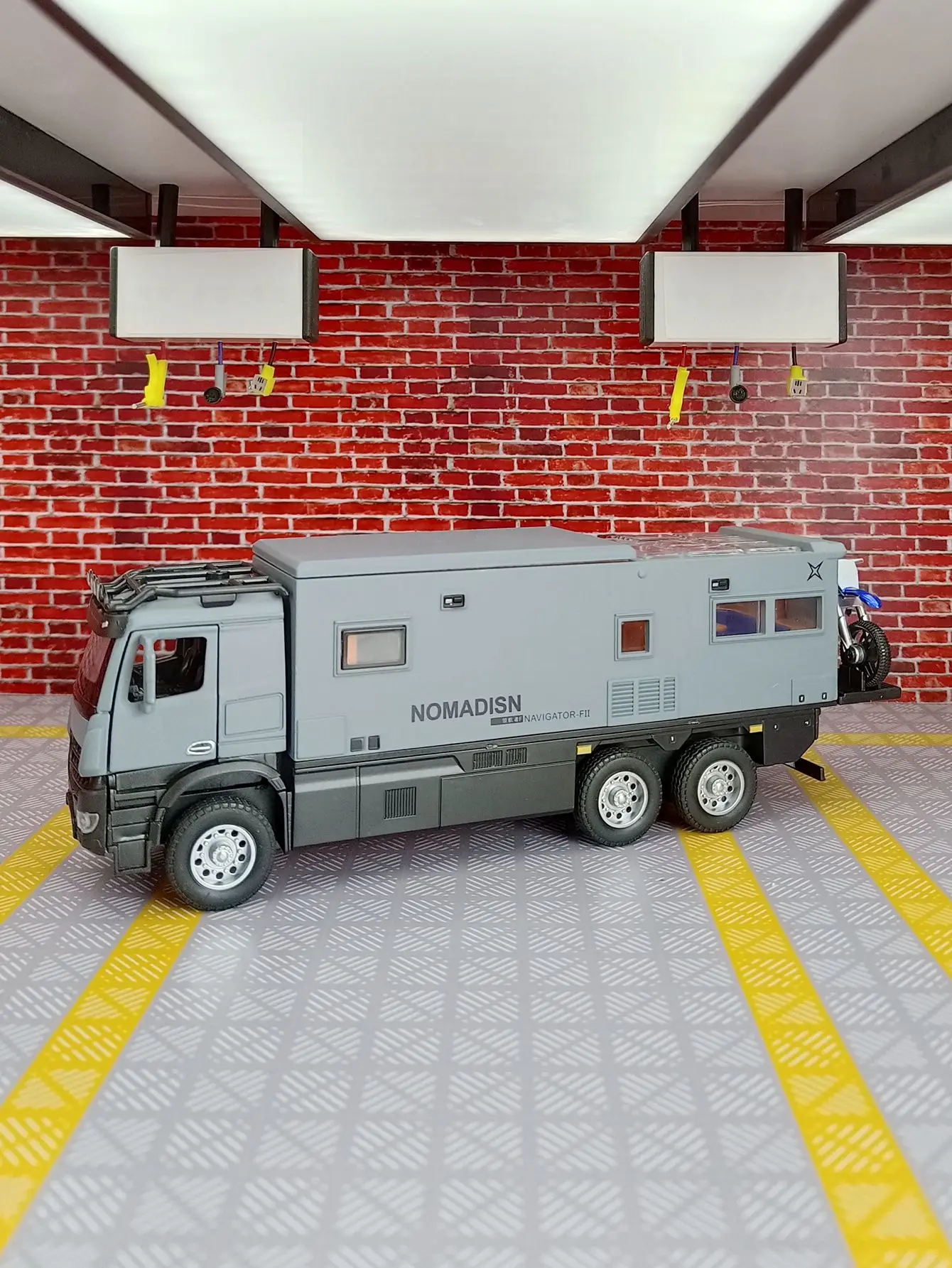 1:32 مرسيدس بنز شاحنة سبيكة على الطرق الوعرة نموذج سيارة سيارة، سيارة توجيه، هدية ردود الفعل الصوتي والضوء، يمكن فتح الأبواب #4