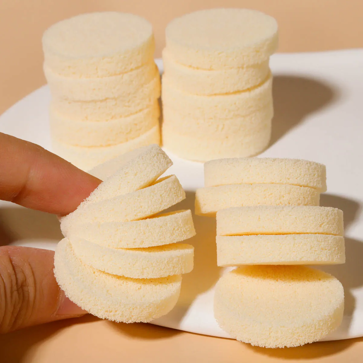 Portable wet and dry makeup sponge, 20PCS makeup sponge suitable for all skin types, essential for daily use and travel