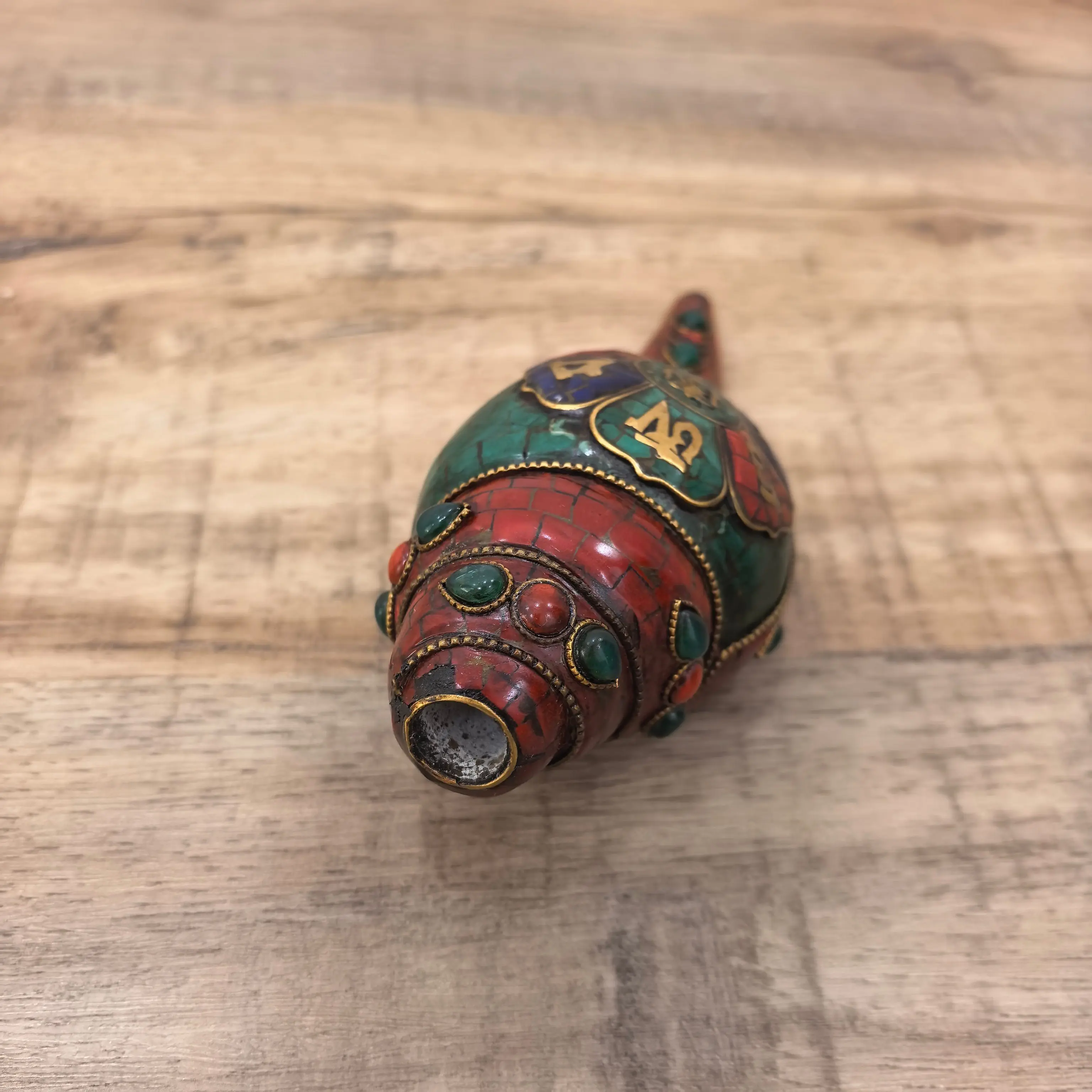 Shell inlaid with red pine, green pine, gemstones, seashell ornament