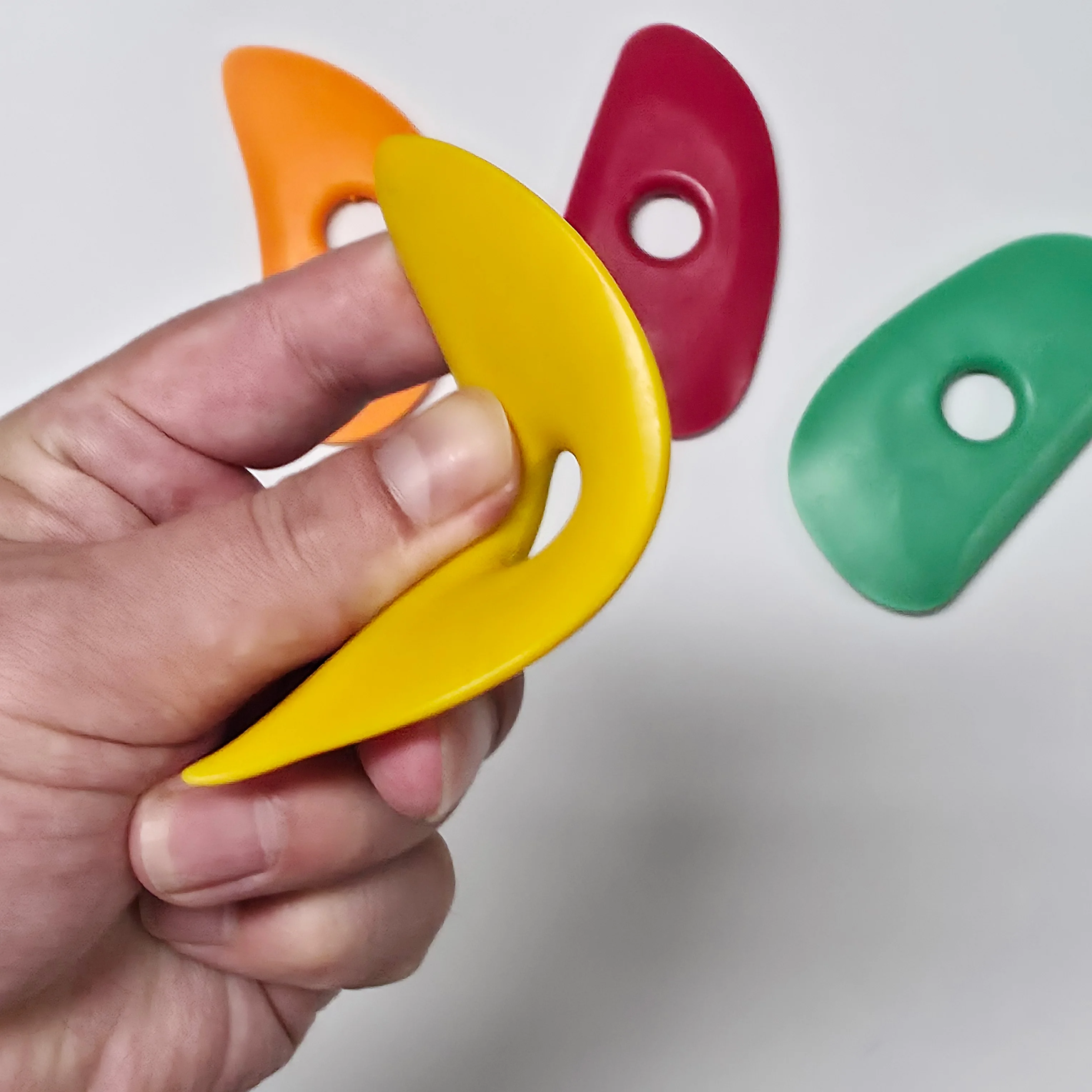 Nuevo juego de goma suave de cuatro colores, juego de herramientas de cuatro piezas con raspador de goma suave para cerámica, herramientas para tallar y dar forma a la cerámica, juego de accesorios para esculpir y pulir arcilla DIY