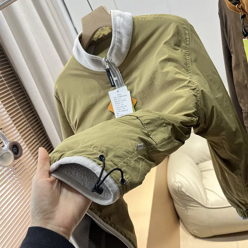 Für den Outdoor-Einsatz im Herbst und Winter ist dieser doppelseitige, warme, dicke, locker geschnittene Mantel mit Stehkragen sowohl für Männer als auch für Frauen geeignet. – Detail 14