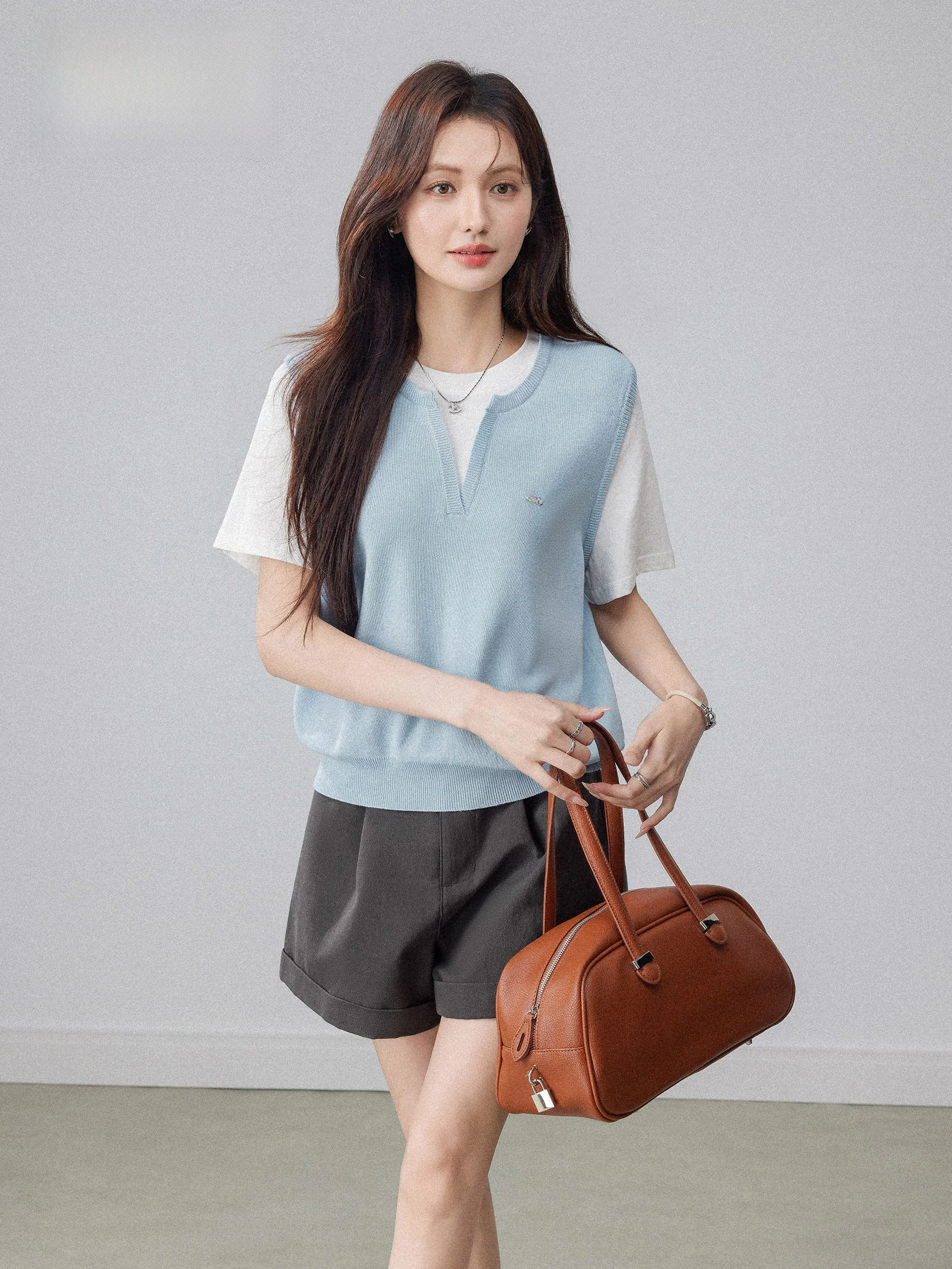 

Женский летний вязаный топ с V-образным вырезом и коротким рукавом в стиле колор-блок: уникальный дизайн с эффектом мозаики, имитация двухслойности