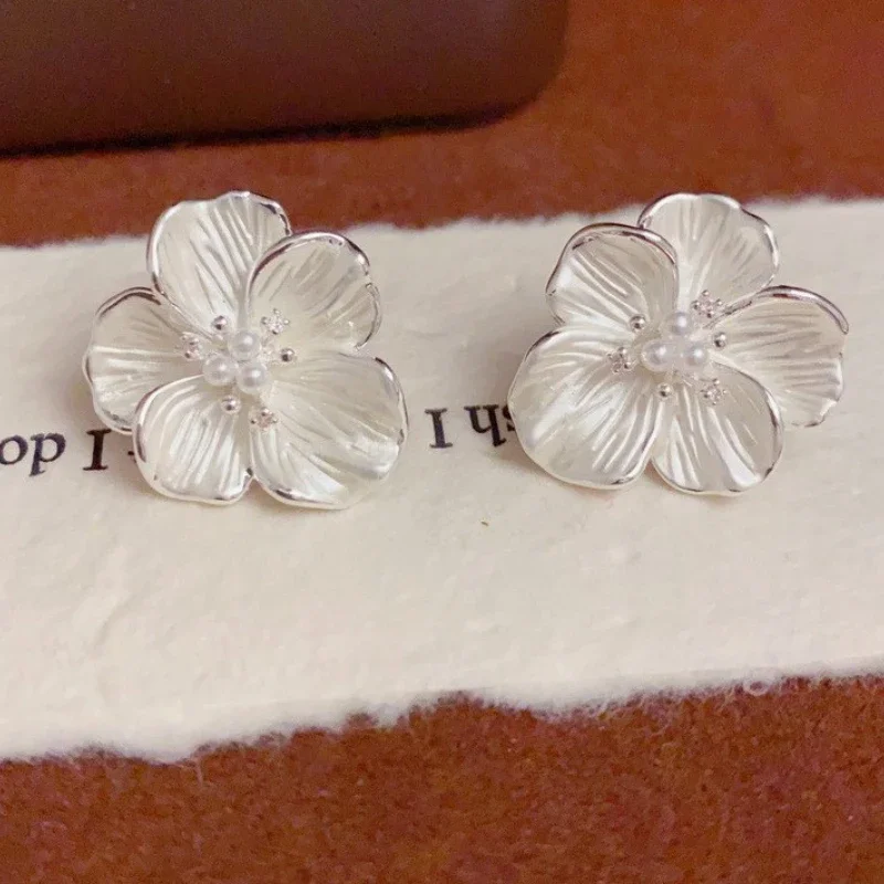 

925 Sterling Silver Geometric Chic Pleated Flower Pearl Stud Earring for Women Fine Jewelry High Luxury Vintage Accessories