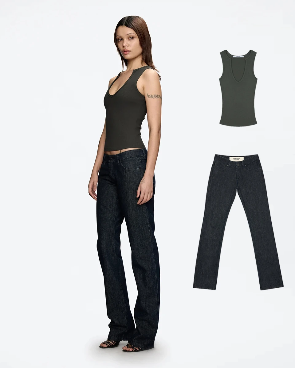 

Майка оригинального цвета, джинсы с заниженной талией, прямые облегающие длинные брюки без растяжки