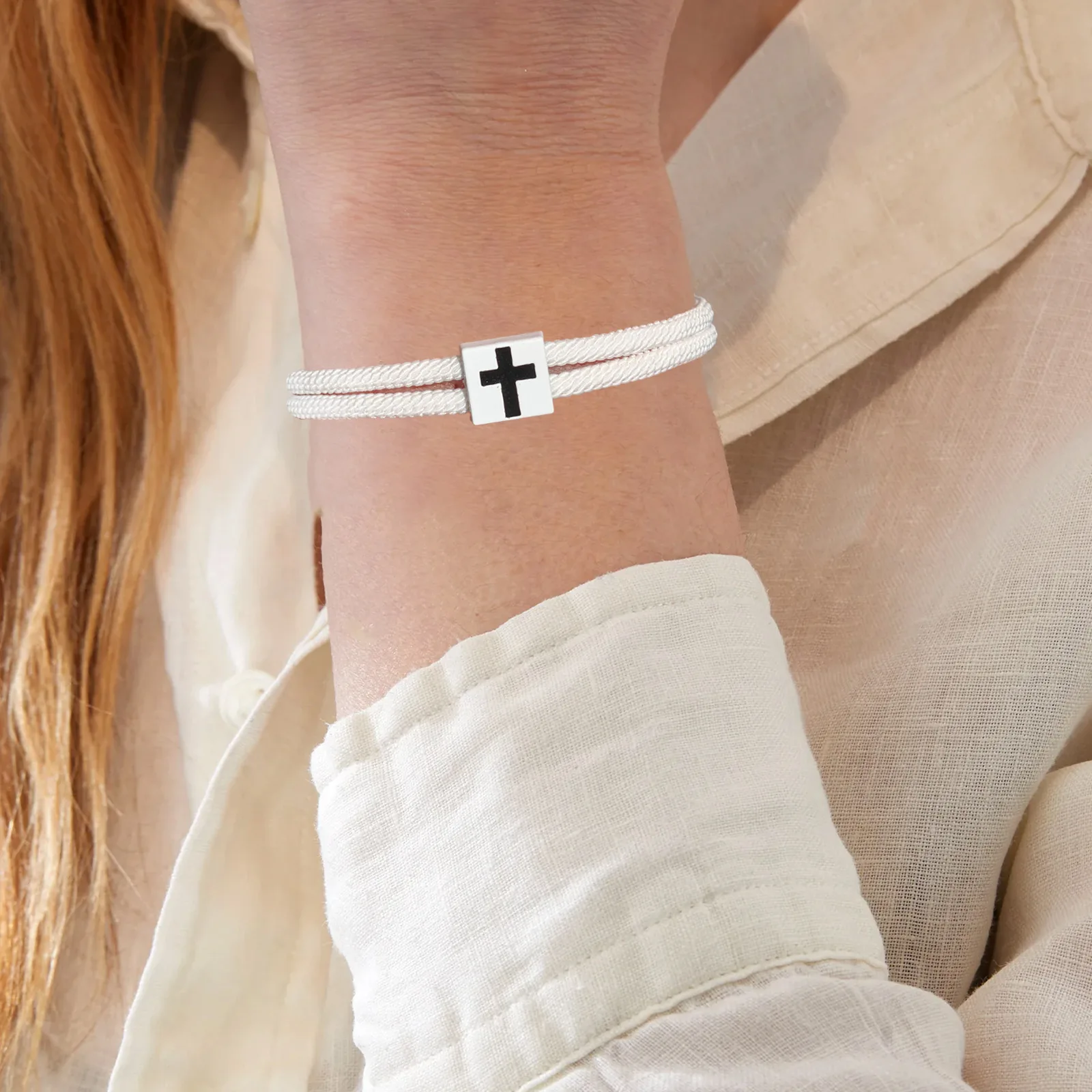 الصليب سوار للزوجين 2025 سحر الموضة أبيض أسود زوجين سبيكة أساور الصداقة مجوهرات هدية عيد الحب لها