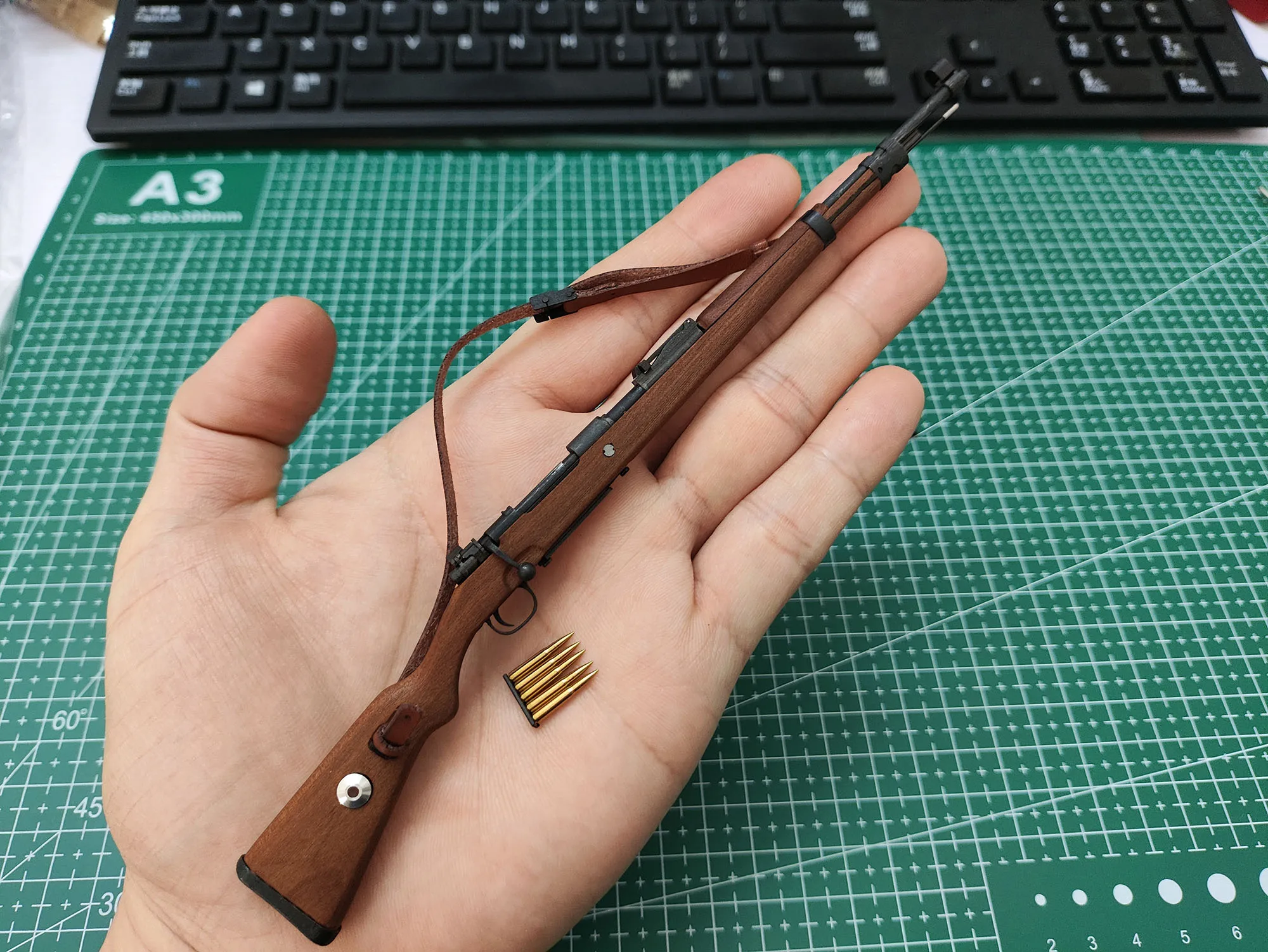 1/6 Scale Handmade WWII Kar98k Sniper Rifle Model - Full Metal & Real Wood, Special Forces Military Miniature for Collectors