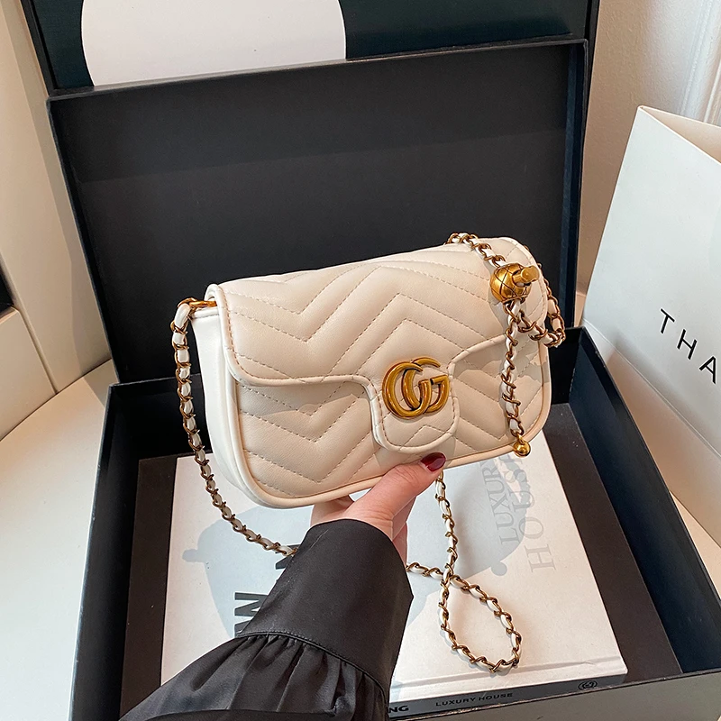 

Стильная и удобная сумка для подгузников с продуманной системой карманов, которая обеспечивает порядок и легкость поиска детских принадлежностей.