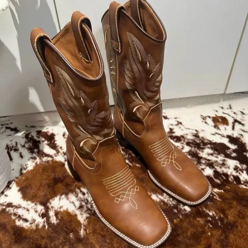 Zimowe Brązowe Botki Damskie w Stylu Vintage Kowbojki Damskie 2025 Haftowane Botki Damskie z Kwadratowym Noskiem Brązowe Długie Botki na Grubej Podeszwie do Połowy Łydki — zdjęcie 6