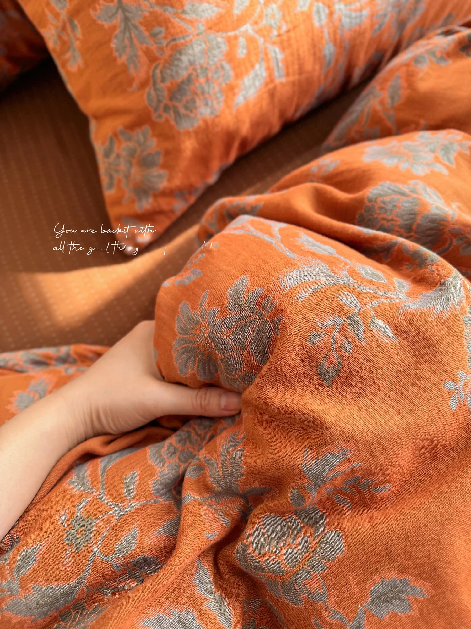 

Традиционный цветочный узор, двухслойное хлопковое покрывало, комплект постельного белья из четырех предметов, комфортный, приятный для кожи, все в одном.