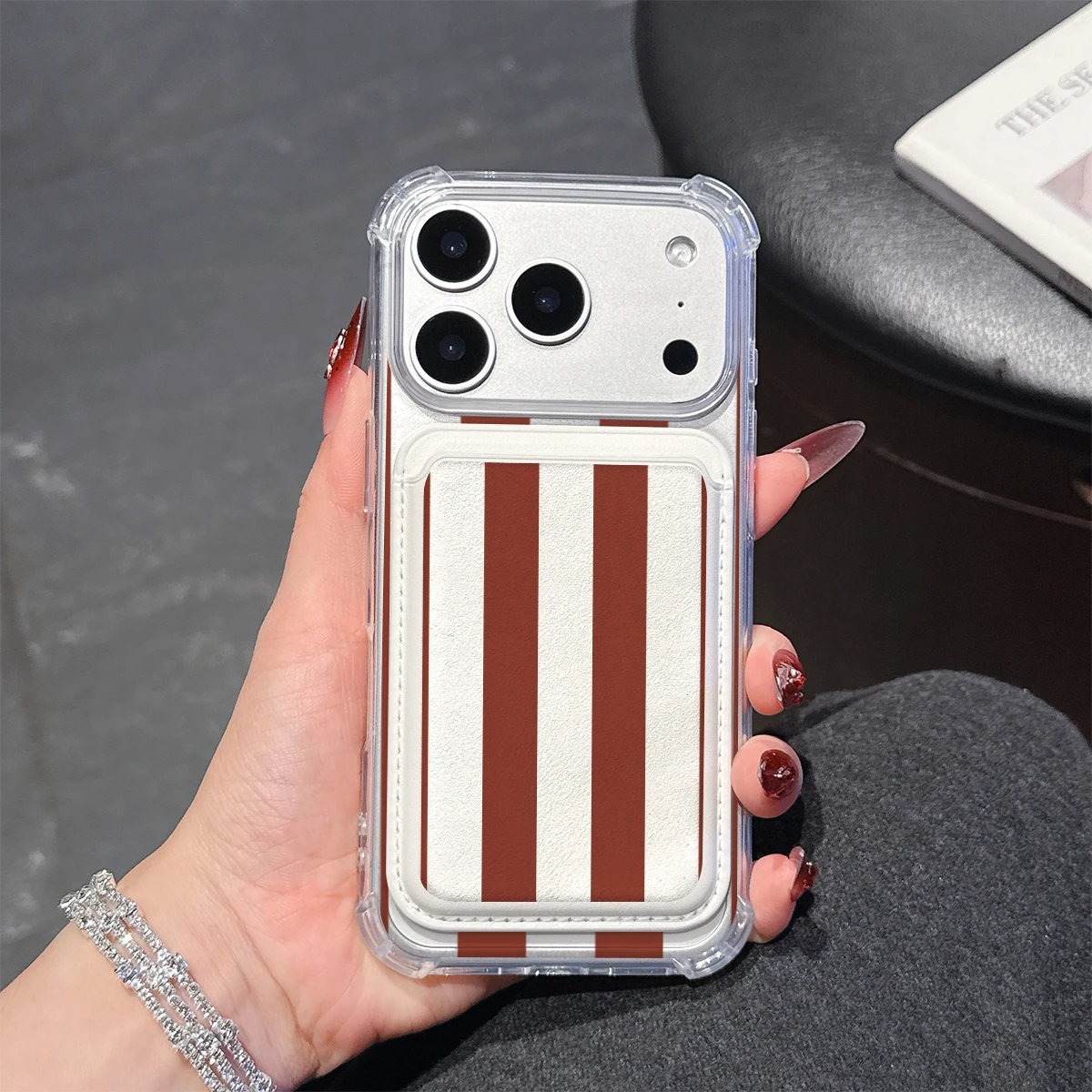 Rot-weiß gestreifte Handyhülle für iPhone 17 16 15 14 Pro Max Plus mit Brieftaschenfach, transparentes, weiches TPU für magnetische Handyhüllen