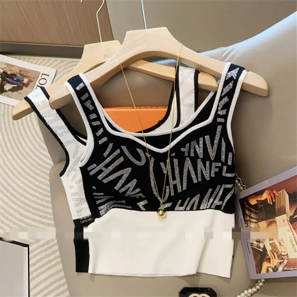 

Spice Girl Design Sense Letter Nail Жилет с бриллиантами Женский внутренний жилет 2026, летний новый блестящий контрастный короткий свитер на бретельках с бриллиантами