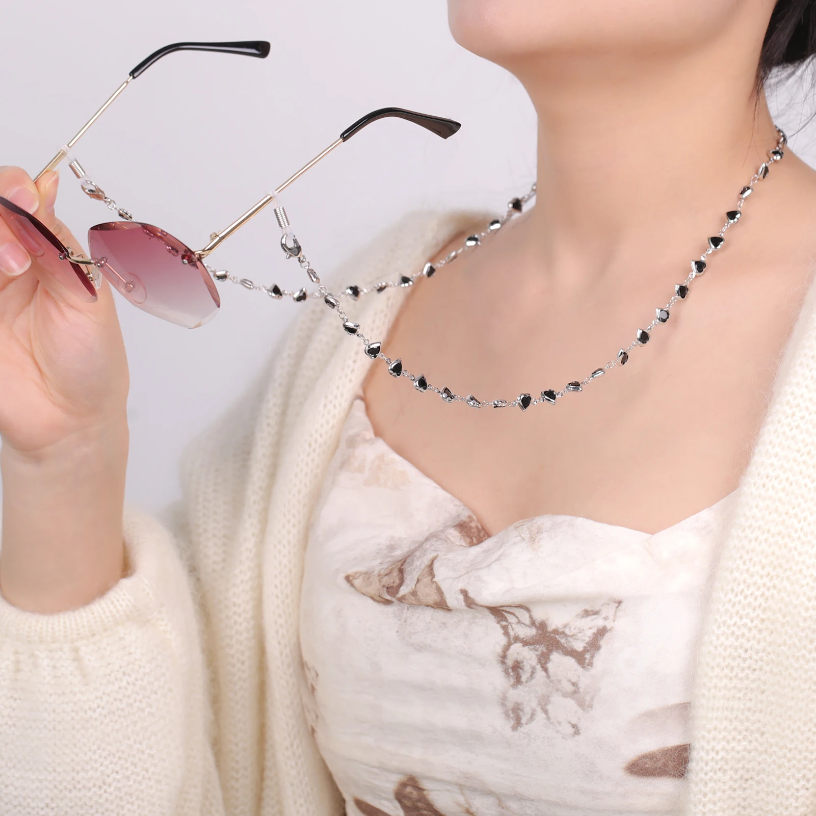 Skyrim Farbige Kristall-Herzförmige Brillenkette aus Edelstahl, Damen-Sonnenbrillenkette, Modischer Bohemian-Schmuck – Detail 6