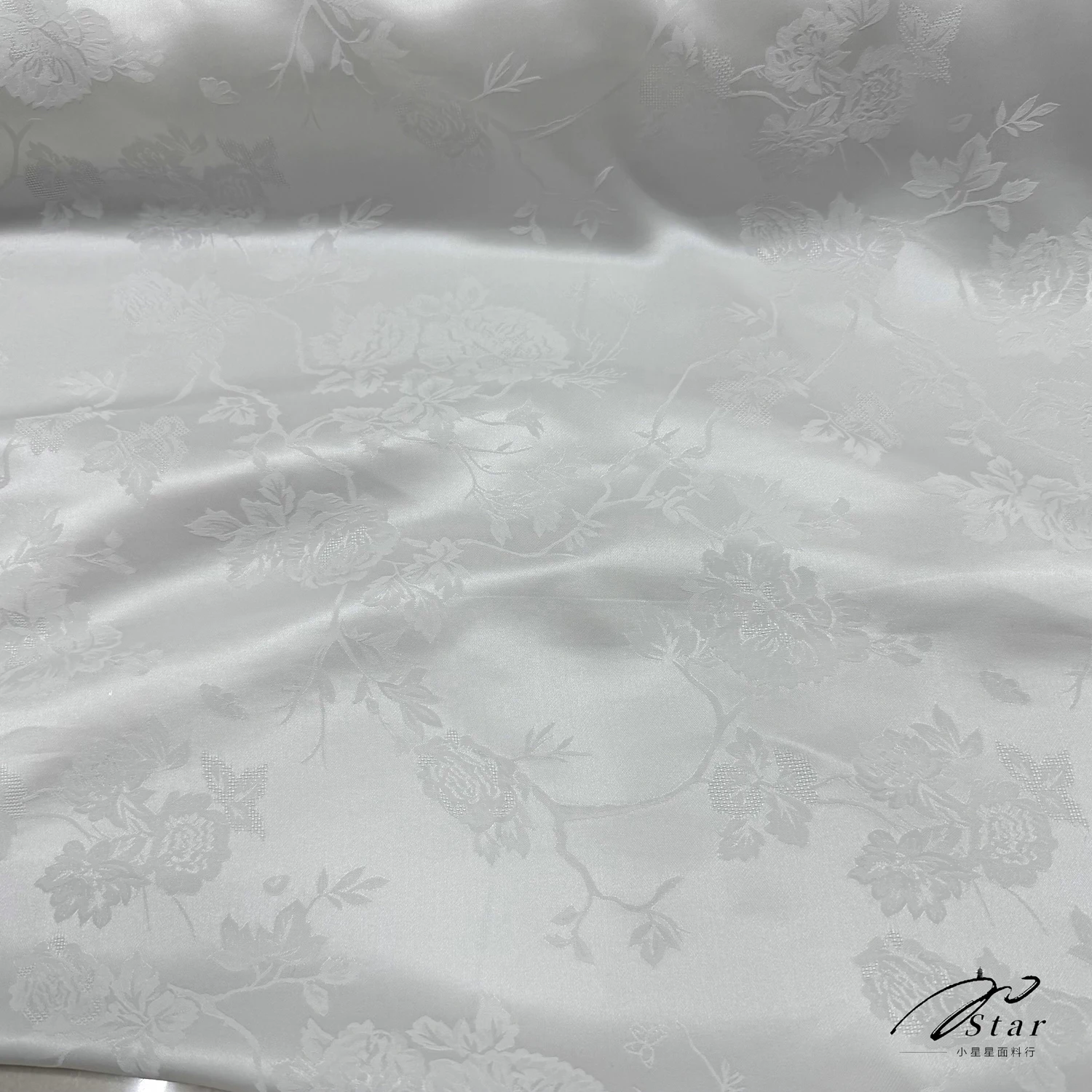 Chinese style heavyweight 23m white peony jacquard lily silk satin fabric silk satin half skirt cheongsam fabric view 4