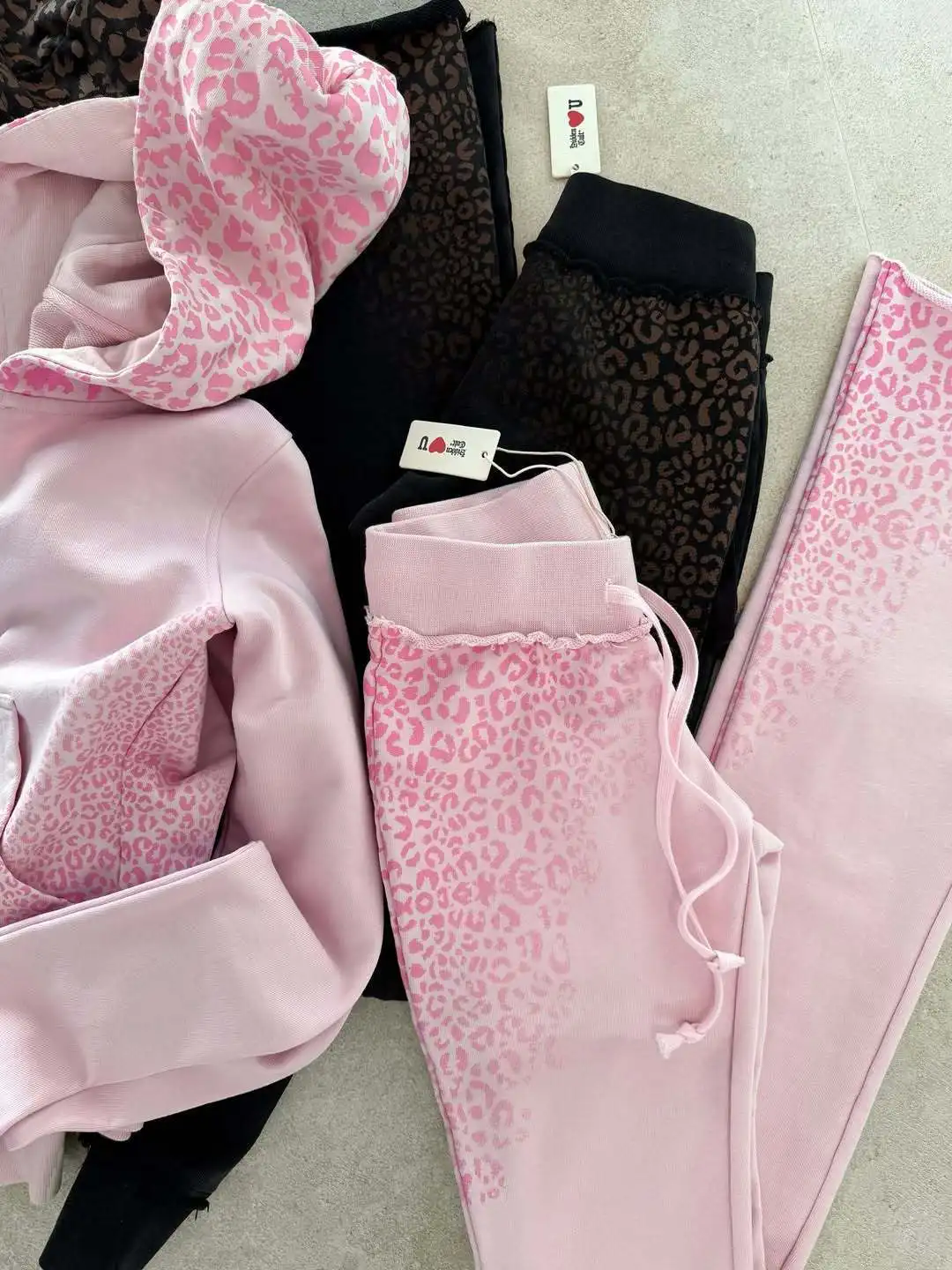 2026 is still the new autumn ladies' suit, street trend printing hooded cardigan sweater strap micro-trousers. view 2