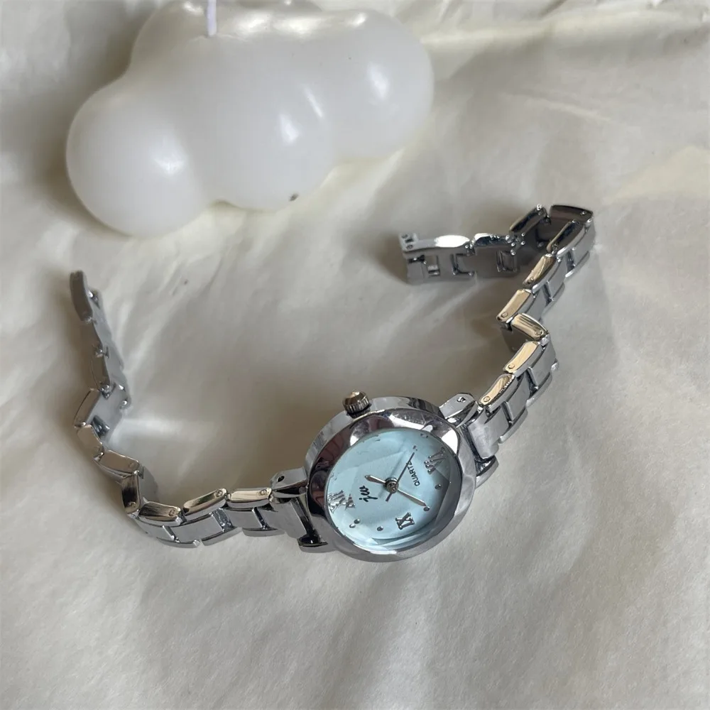 

Модные изысканные золотые наручные часы, легкие роскошные женские часы с маленьким круглым циферблатом, серебряные ретро кварцевые наручные часы, праздничный подарок