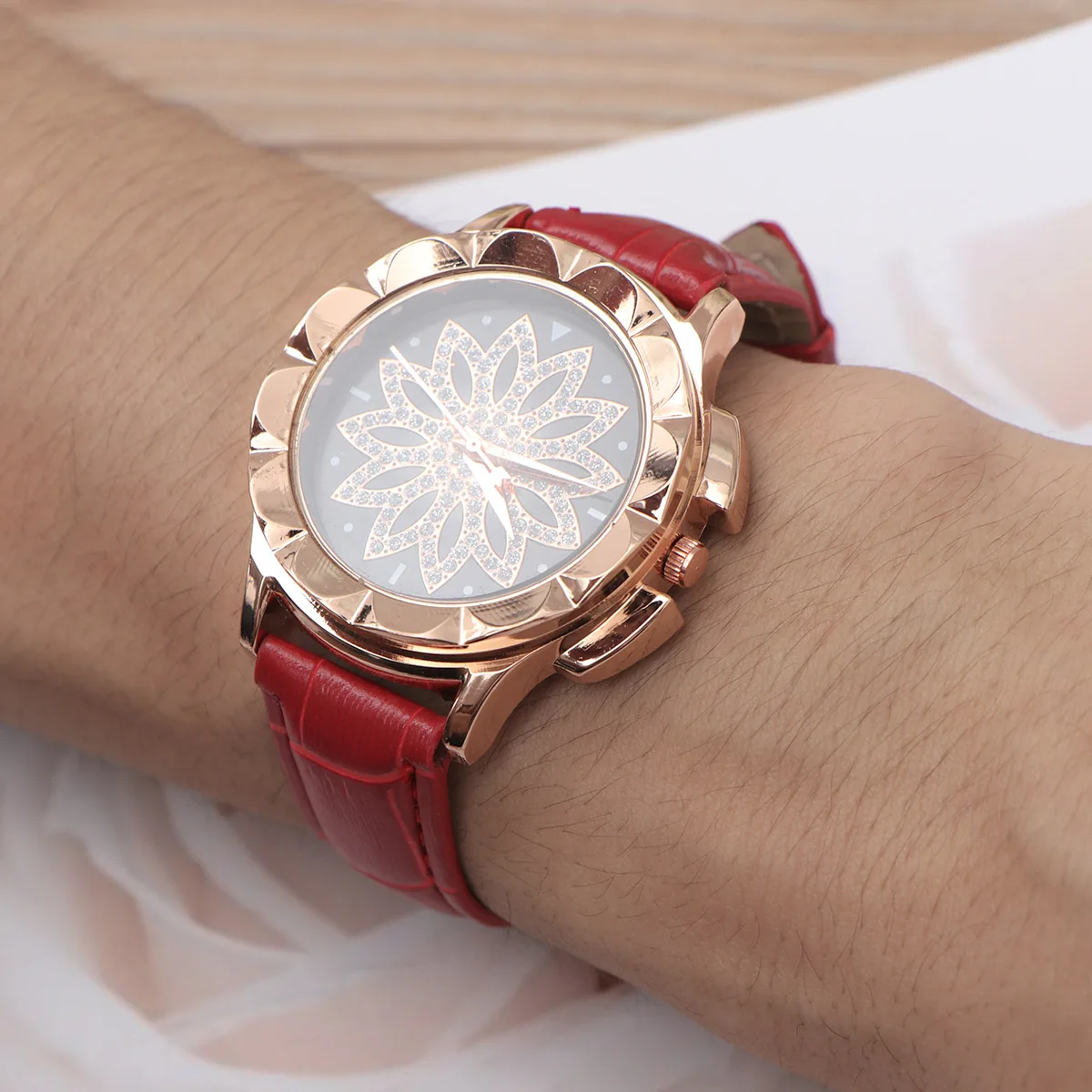 

Women Fashionable Rhinestone Watch Elegant Alloy Quartz Wristwatch Symbol Beautiful Watch Jewelry for Ladies (Red)