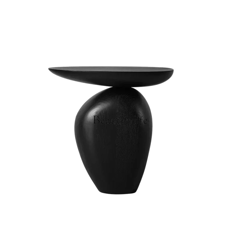 غرفة معيشة إيطالية راقية وبسيطة، وطاولة قهوة صغيرة، وأريكة من الخشب الصلب، وفن وابي سابي في العصور الوسطى #1