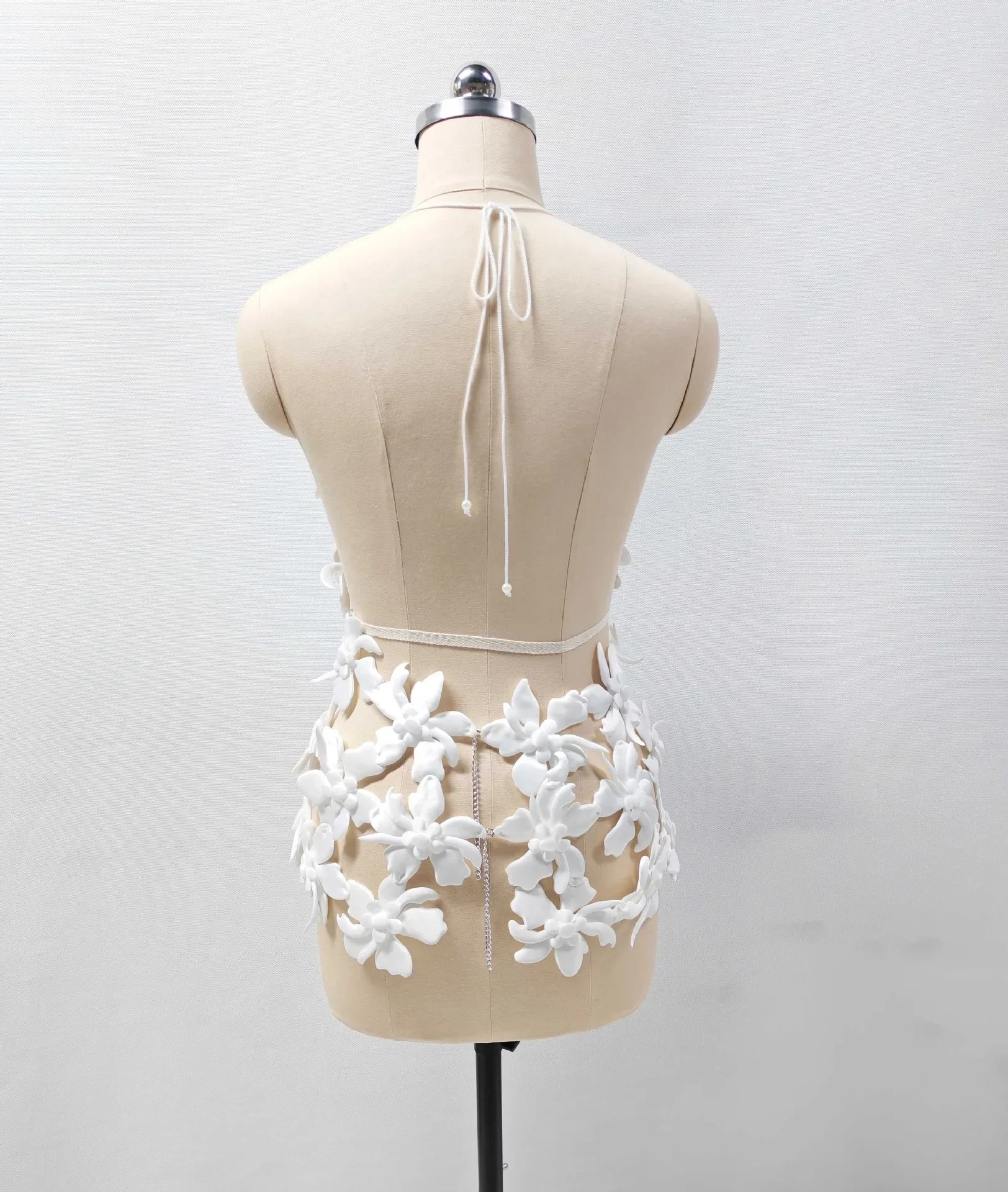 ใหม่แฟชั่นสีขาวผู้หญิงเซ็กซี่ Halter Hollow Out Bodycon Mini Dress แฟชั่นไนท์คลับปาร์ตี้วันหยุดสวมใส่