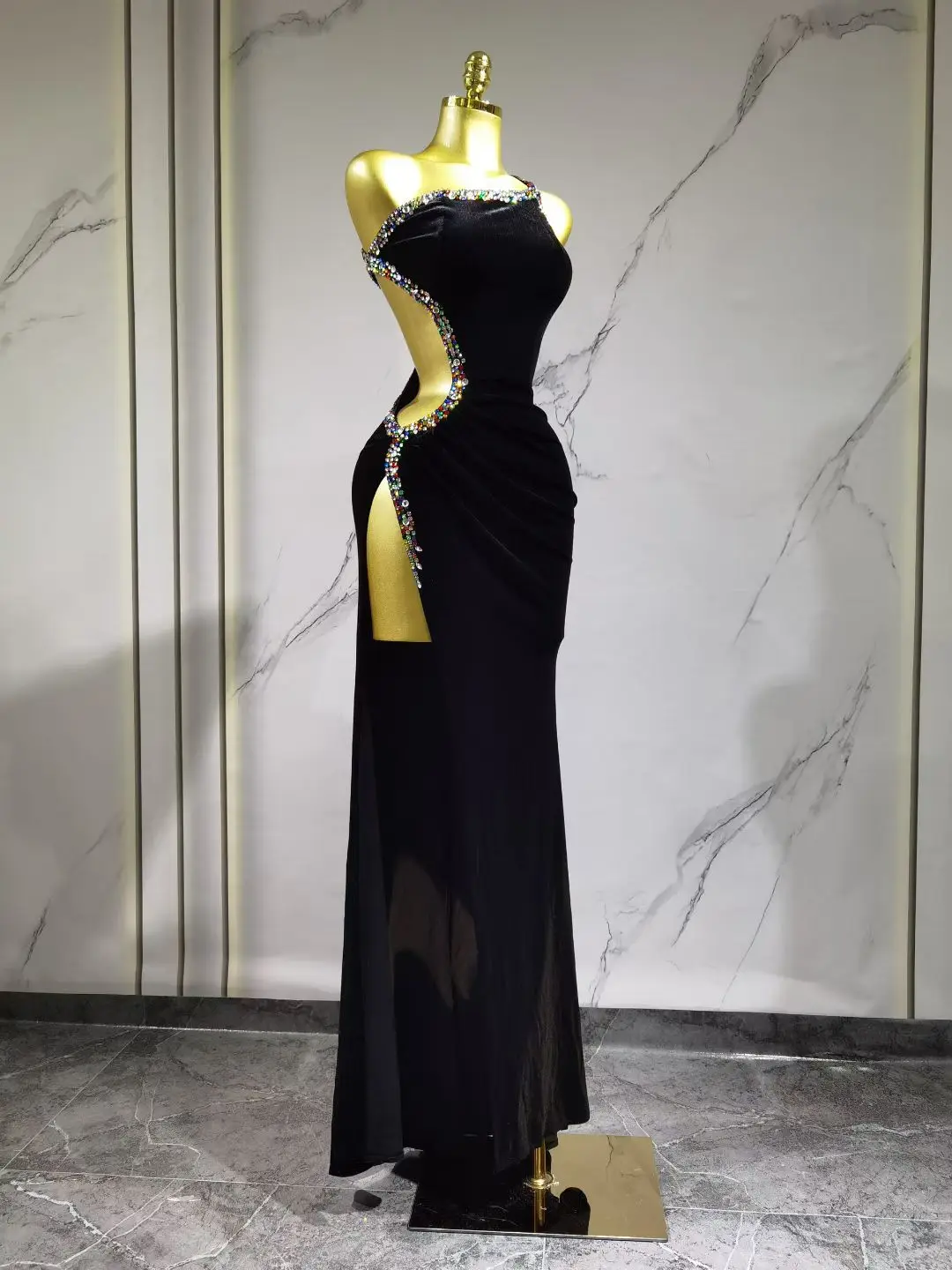 Elegancka, dopasowana sukienka w kolorze czarnym z paskiem, idealna na przyjęcia, kolacje, występy sceniczne i spotkania firmowe Y033