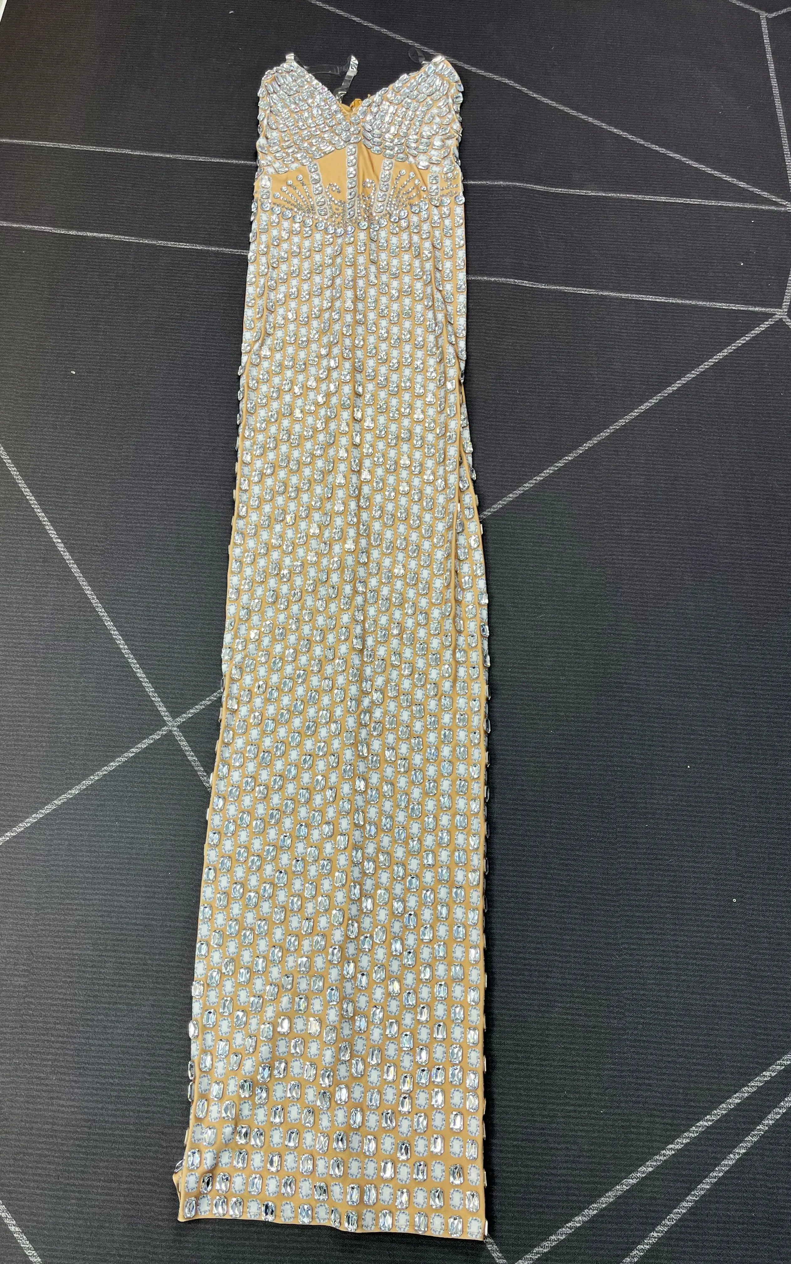 ชุดราตรีงานแต่งงานพรมแดง ประดับคริสตัลสีเงินระยิบระยับ ดีไซน์หรูหรา คอวีเซ็กซี่ สายเดี่ยว