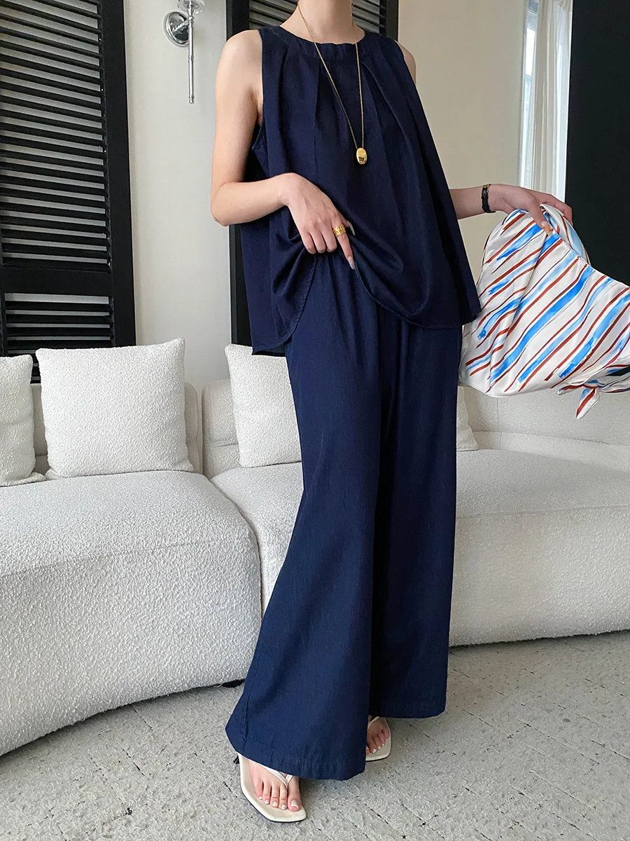 Sommerliches Damen-Set im französischen Retro-Stil: ärmellose Jeansweste mit Rundhalsausschnitt und lässige Hose in unifarbenem Design. – Detail 9