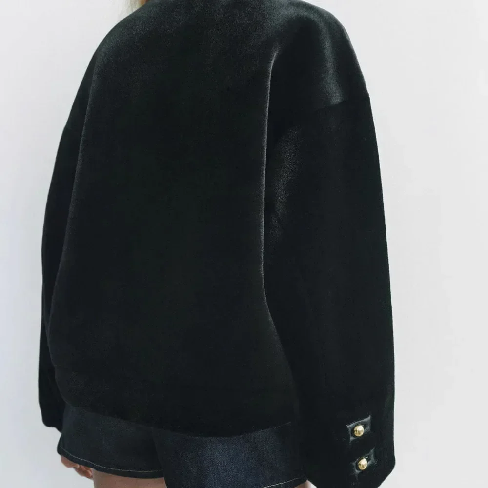 2024 شتاء جديد المرأة جولة الرقبة طويلة الأكمام الأسود فو الفراء تأثير سترة مزاجه تنوعا زر الديكور