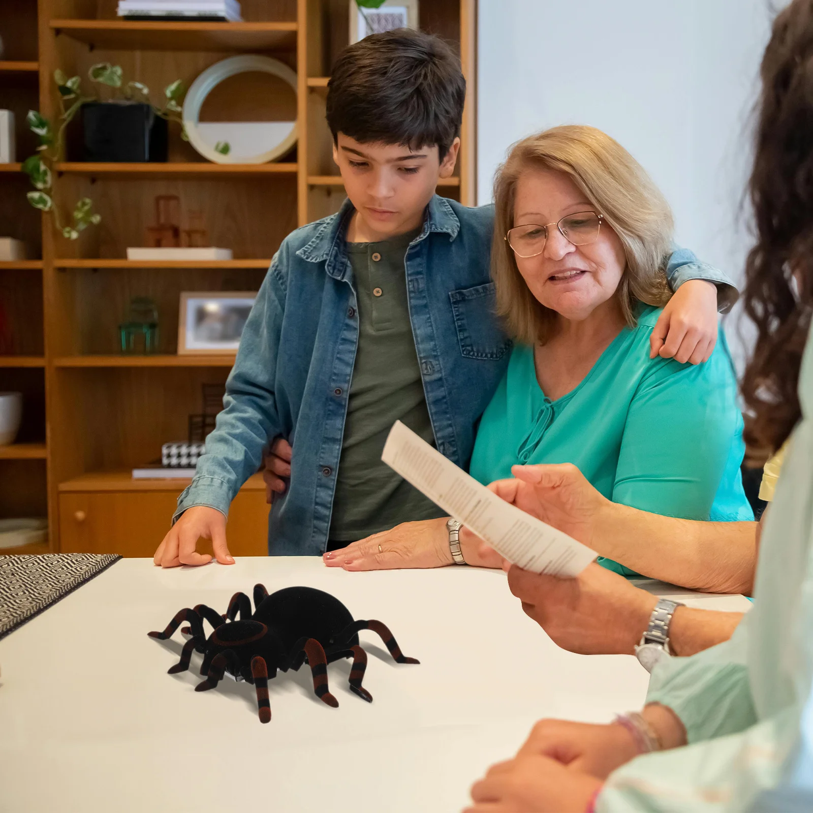 Araignée d'escalade murale télécommandée 18x15cm, noire, électronique, Simulation effrayée, blague, cadeau pour enfants et adultes, voiture de farces Gag