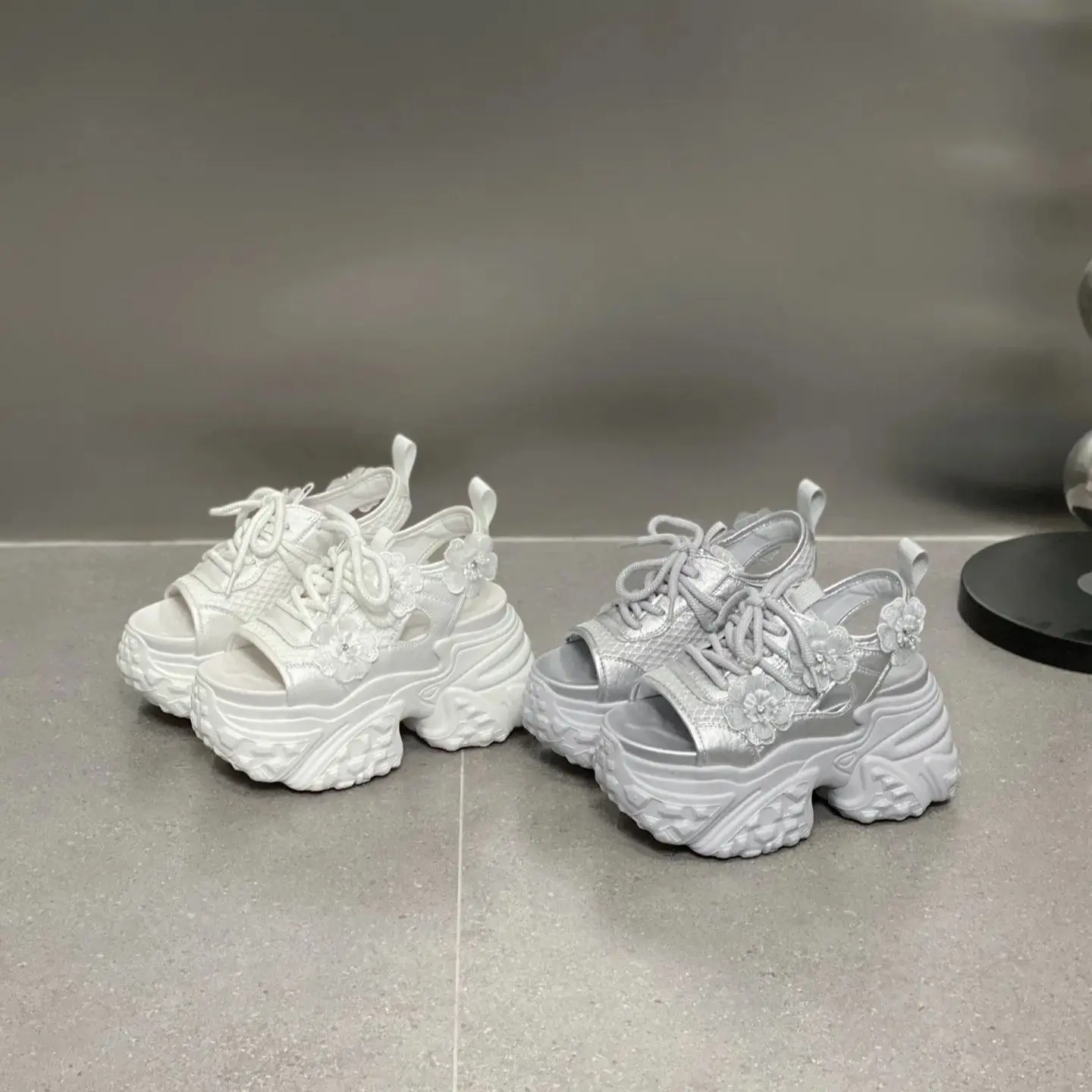 

Женские сандалии, летняя женская повседневная обувь, модный дизайн с цветочным узором, шлепанцы на высоком каблуке и платформе, роскошные дизайнерские брендовые офисные женские туфли 2025