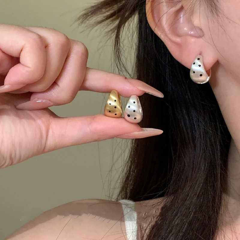 Retro Elegant Geometric Metal Polka Dot Earrings for Women Fashion Simple Commute Hoop Earrings Daily Party Accessory Gifts